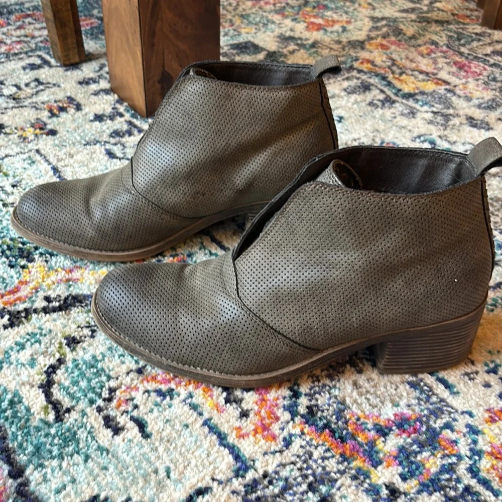 BILLABONG Eccentric Perforated Slip-On Ankle Boot